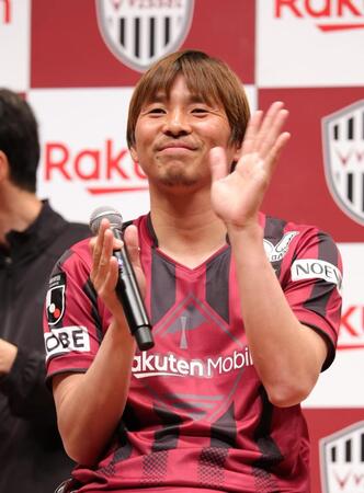 抽選会で当選者に笑顔で手を振る乾貴士（撮影・坂部計介）