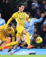 　マンチェスター・シティー戦の後半、攻め込むブライトンの三笘＝マンチェスター（共同）