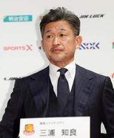 入団会見を行う福島・三浦知良（撮影・吉澤敬太）