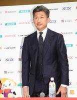 入団会見を行う福島・三浦知良（撮影・吉澤敬太）