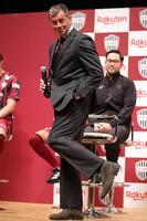 日本への到着が遅れ、「靴を合わす時間がなかったよ」とユーモアをまじえて会場を笑わせるミヒャエル・ハインツ・スキッベ監督（撮影・坂部計介）