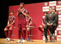 新シーズンへの抱負を語る乾貴士（右はミヒャエル・ハインツ・スキッベ監督）＝撮影・坂部計介