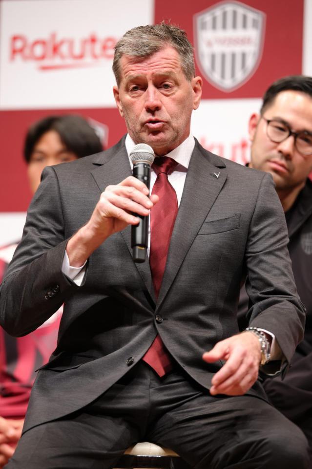 新体制会見で、チーム構想について語るミヒャエル・ハインツ・スキッベ監督（撮影・坂部計介）