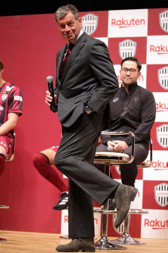 日本への到着が遅れ、「靴を合わす時間がなかったよ」とユーモアをまじえて会場を笑わせるミヒャエル・ハインツ・スキッベ監督（撮影・坂部計介）