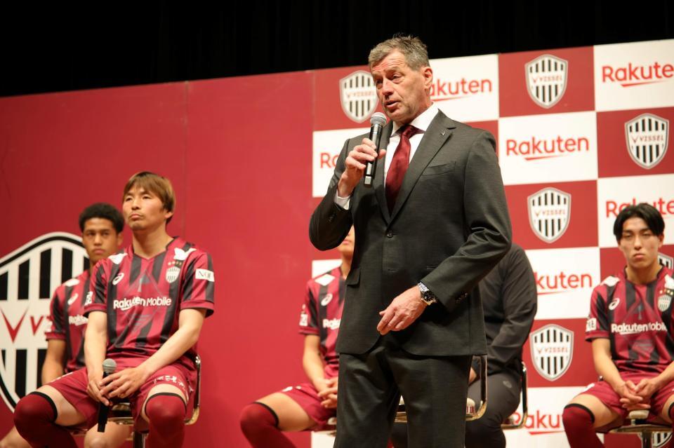 新体制会見で、チーム構想について語るミヒャエル・ハインツ・スキッベ監督（左は乾貴士）＝撮影・坂部計介