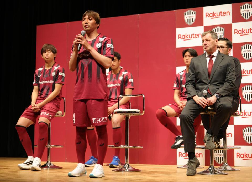 新シーズンへの抱負を語る乾貴士（右はミヒャエル・ハインツ・スキッベ監督）＝撮影・坂部計介