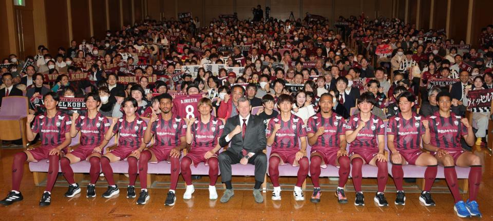 サポータと共に写真に納まるミヒャエル・ハインツ・スキッベ監督（前列中央）と神戸の新メンバーら＝撮影・坂部計介