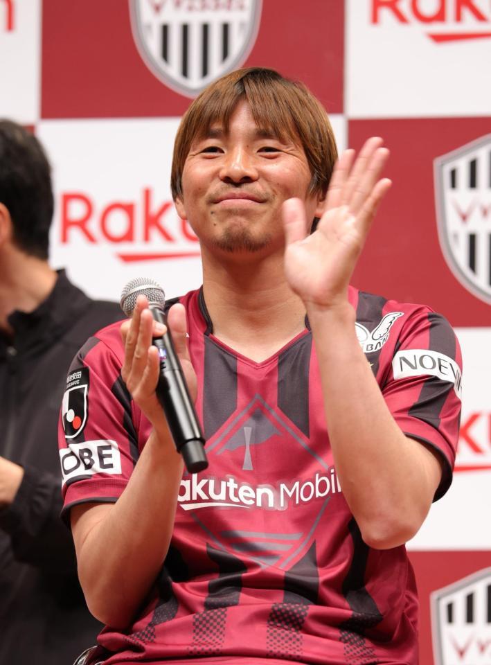 抽選会で当選者に笑顔で手を振る乾貴士（撮影・坂部計介）