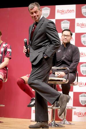 　「靴を合わす時間がなかったよ」と会場を笑わせるスキッベ監督