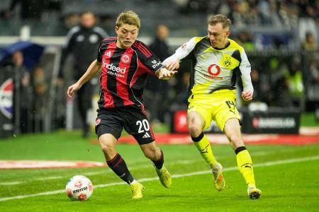 　ドルトムント戦で競るアイントラハト・フランクフルトの堂安律（左）＝９日、フランクフルト（ＡＰ＝共同）