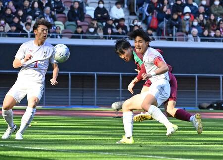 前半、ゴールを決める尚志・岡（右奥）