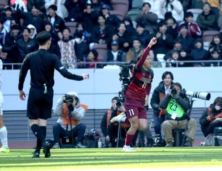 先制ゴールを決め、走り出す尚志・岡大輝（右）＝撮影・西岡正