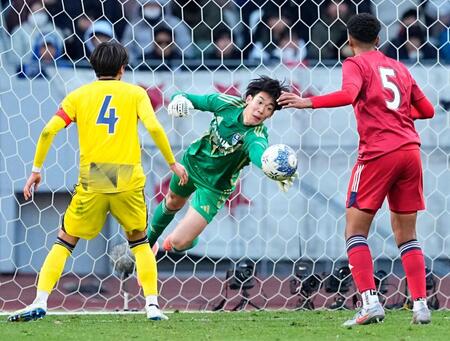 後半、セーブする鹿島学園・ＧＫプムラピー