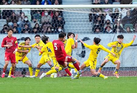 後半、ゴールを守る鹿島学園イレブン