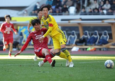 前半、流通経済大柏・大藤颯太がシュートもゴールならず（撮影・西岡正）