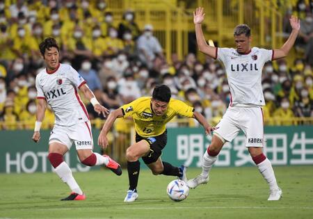 前半、倒される柏・細谷真大＝２０２２年