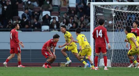 決勝ゴールを決め歓喜の鹿島学園　ワーズィージェイヴェン　勝（撮影・金田祐二）