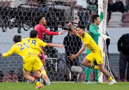 　鹿島学園-流通経大柏　後半、決勝ゴールを決め駆け出す鹿島学園・ワーズィー（右手前）＝ＭＵＦＧ国立