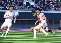 前半、ゴールを決める尚志・岡（右奥）