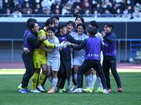 ＰＫ戦を制して喜ぶ神村学園イレブン