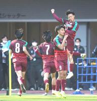 前半、先制点を挙げ、喜ぶ尚志イレブン（撮影・西岡正）
