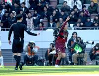 先制ゴールを決め、走り出す尚志・岡大輝（右）＝撮影・西岡正