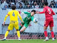 後半、セーブする鹿島学園・ＧＫプムラピー