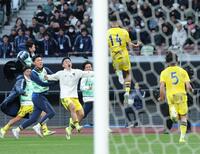 　後半、ゴールを決めた鹿島学園・ワーズィージェイヴェン勝（１４）を祝福する鹿島学園イレブン（撮影・西岡正）