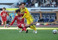 前半、流通経済大柏・大藤颯太がシュートもゴールならず（撮影・西岡正）