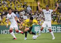 前半、倒される柏・細谷真大＝２０２２年