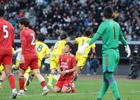 勝に決勝ゴールを決められ、肩を落とす流通経済大柏イレブン（撮影・西岡正）