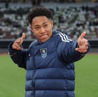 試合後、ポーズを決める鹿島学園・ワーズィージェイヴェン勝（撮影・西岡正）