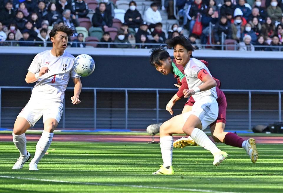 前半、ゴールを決める尚志・岡（右奥）