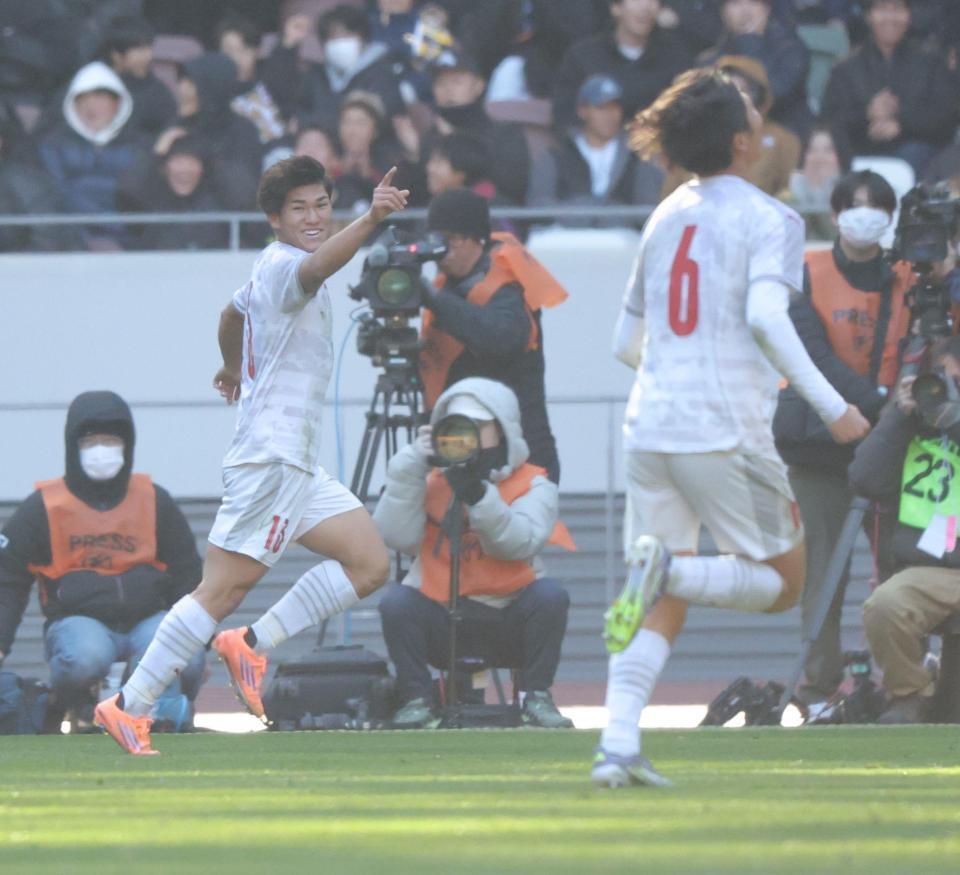 後半、同点ゴールを決めた神村学園・日高元（左）＝撮影・西岡正