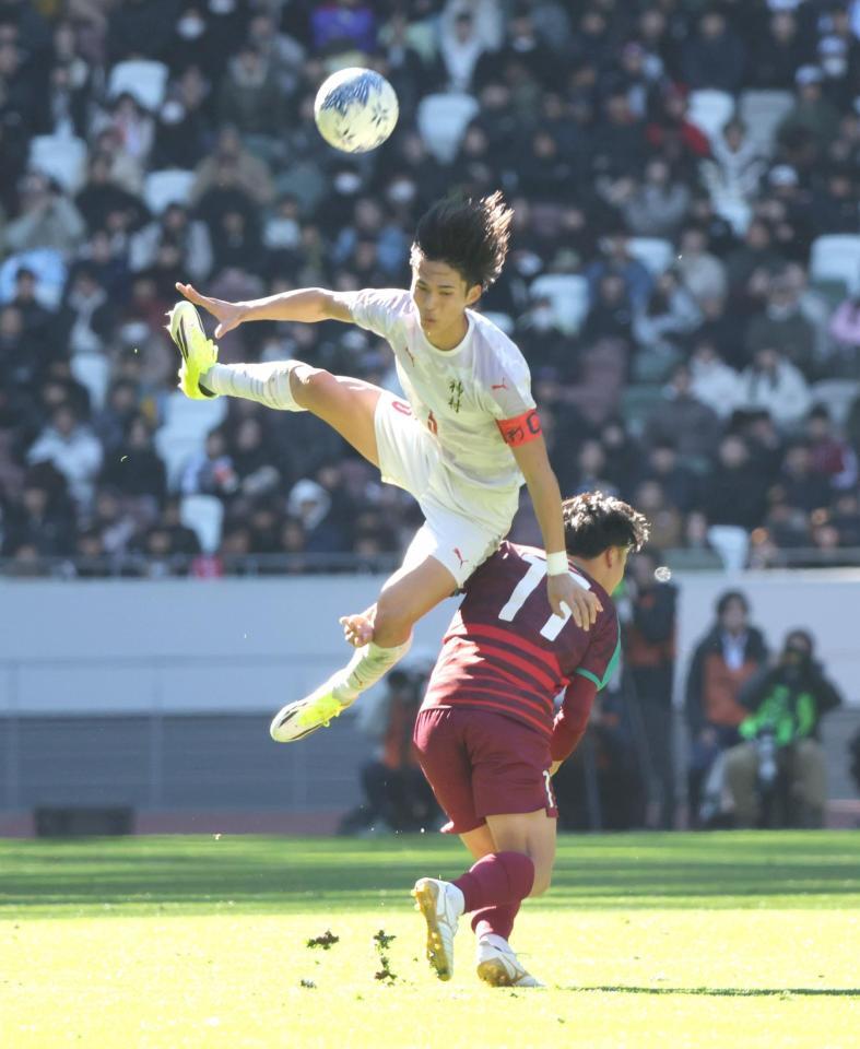 前半、競り合う神村学園・中野陽斗（撮影・西岡正）