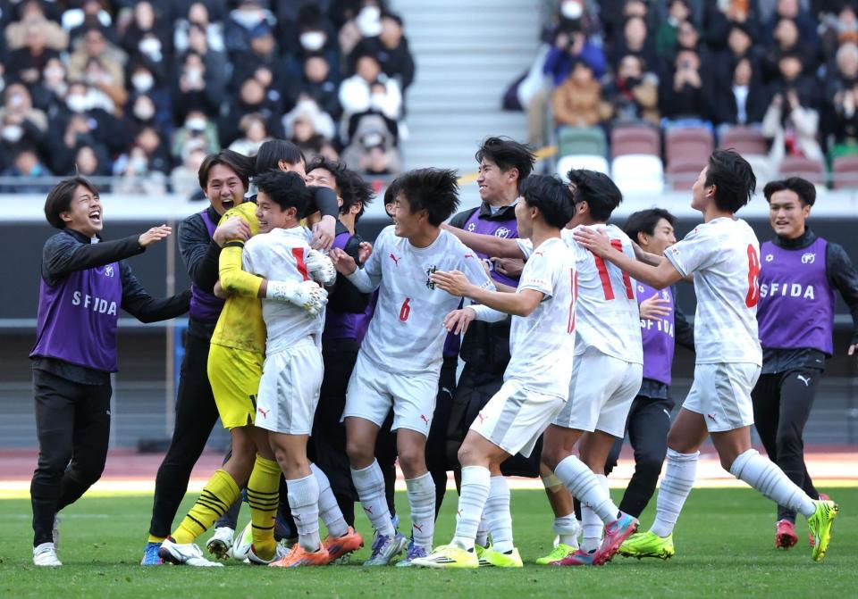 ＰＫ戦を制し、喜び合う神村学園イレブン（撮影・西岡正）