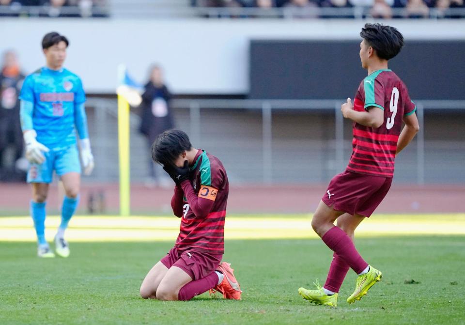 ＰＫ戦の末、神村学園に敗れ、うずくまる尚志・西村（中央）