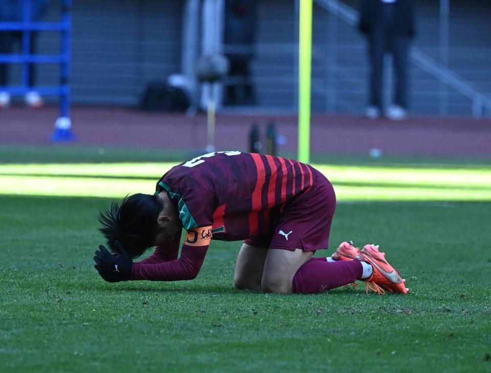 ＰＫ戦でシュートを外してピッチに膝をつく尚志・西村