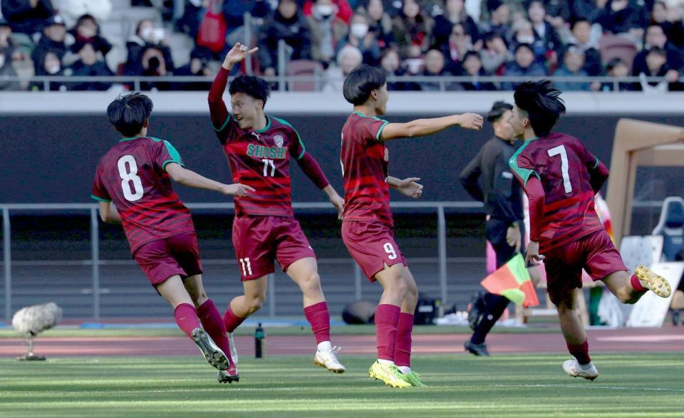 前半、先制ゴールを決め喜ぶ尚志・岡大輝（１１）＝撮影・金田祐二