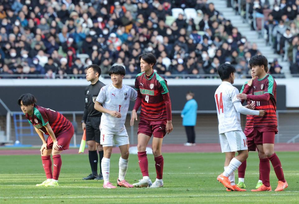 ＰＫ戦で敗れ、肩を落とす尚志イレブン（撮影・西岡正）