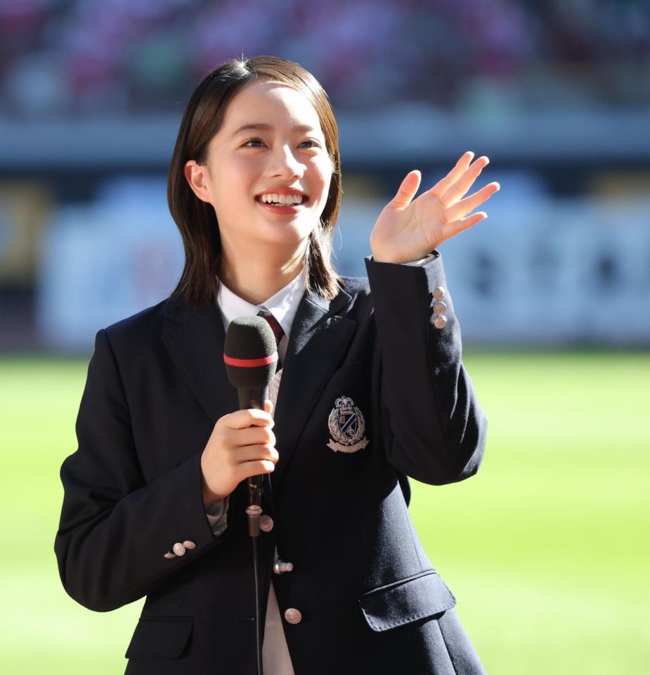 スタンドに手を振る池端杏慈（撮影・西岡正）