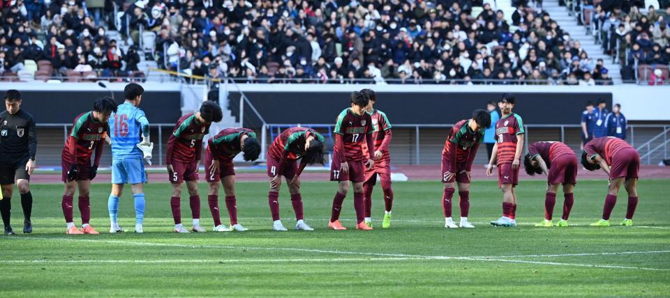 神村学園にＰＫ戦で敗れ、がっくりとする尚志イレブン