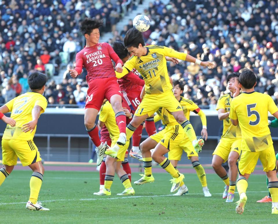 前半、セットプレーで競り合う流通経済大柏・大藤颯太（左）と鹿島学園・渡部隼翔（撮影・西岡正）