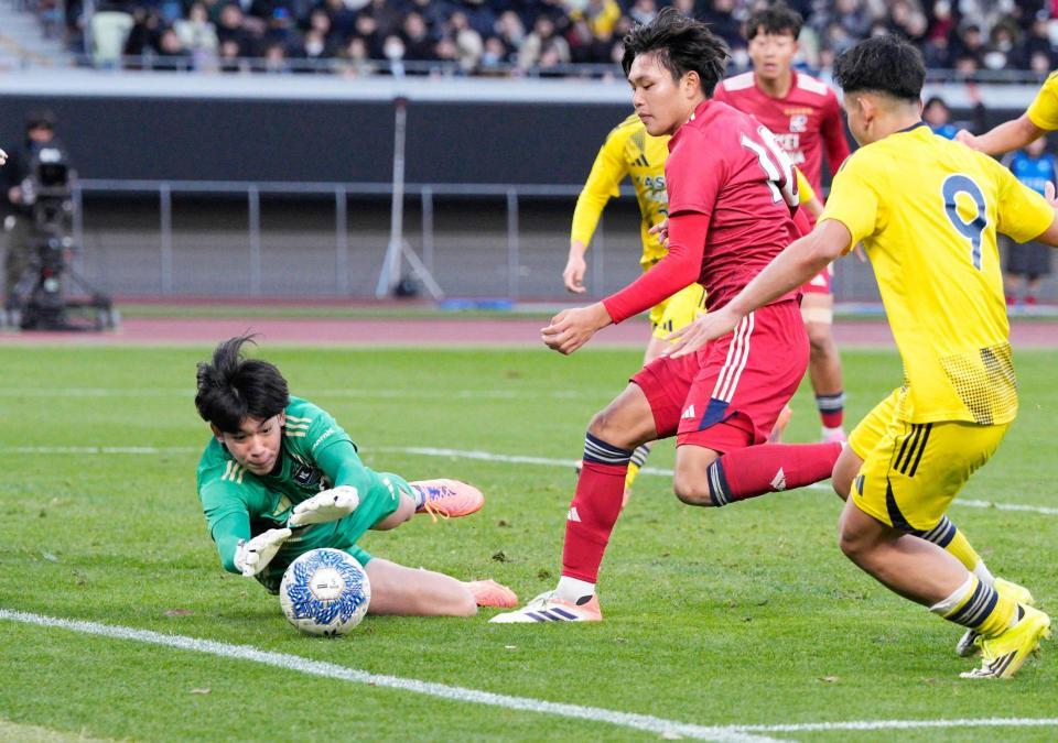 後半、セーブする鹿島学園・ＧＫプムラピー（左）