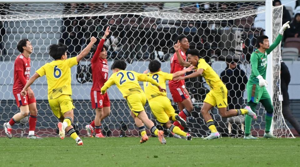 後半、ゴールを決め喜ぶワーズィージェイヴェン勝（右から２人目）ら鹿島学園イレブン