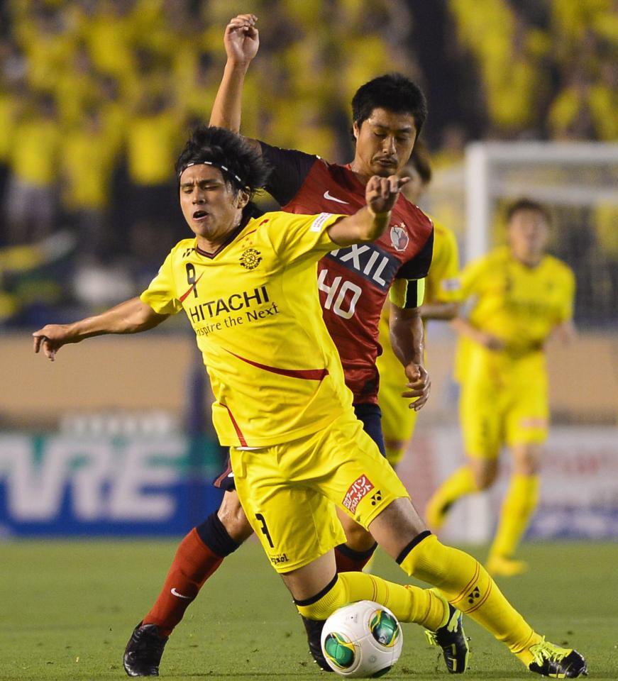 前半、鹿島・小笠原満男のチェックに苦しむ柏・工藤壮人（左）＝２０１３年