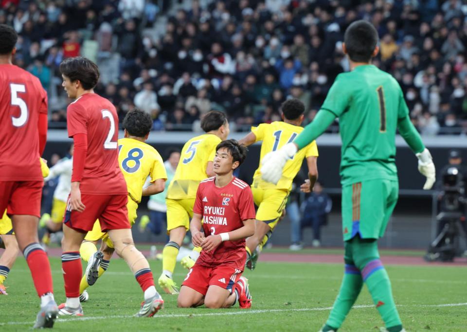 勝に決勝ゴールを決められ、肩を落とす流通経済大柏イレブン（撮影・西岡正）