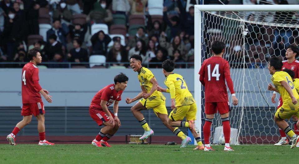 決勝ゴールを決め歓喜の鹿島学園　ワーズィージェイヴェン　勝（撮影・金田祐二）