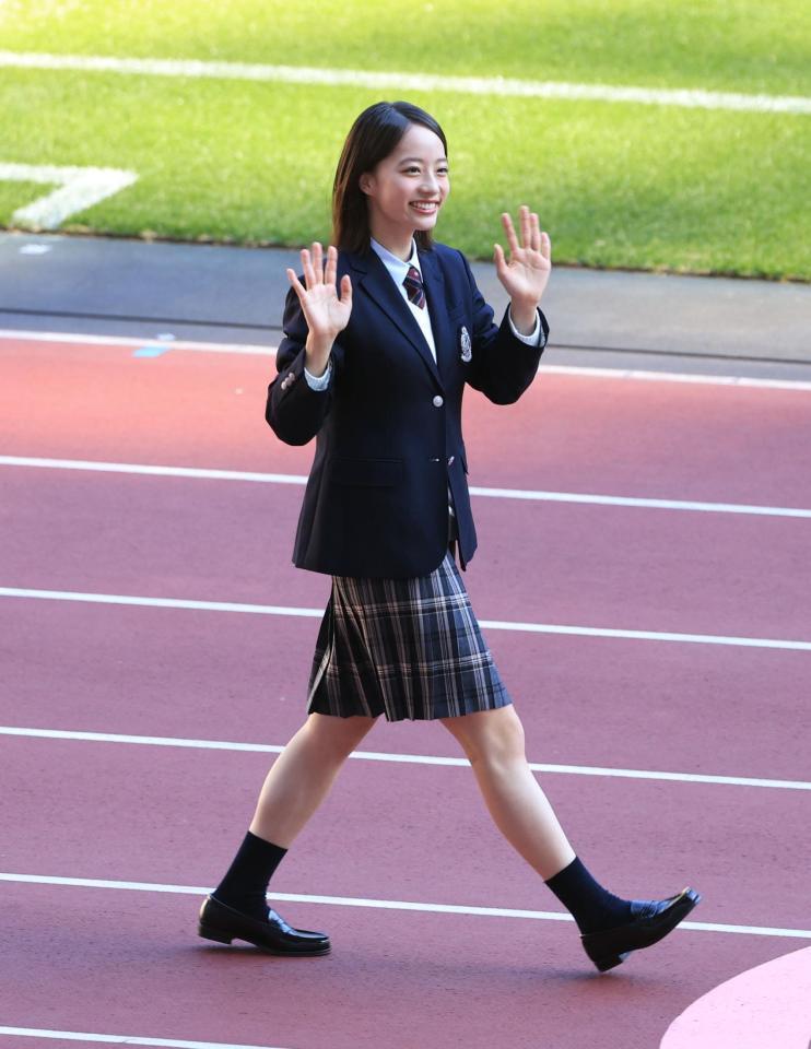 応援マネジャーの池端杏慈＝２５年１２月２８日