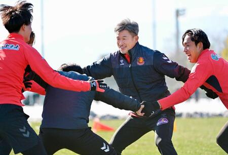 　Ｊ３福島の練習に初参加し、笑顔を見せる三浦知良